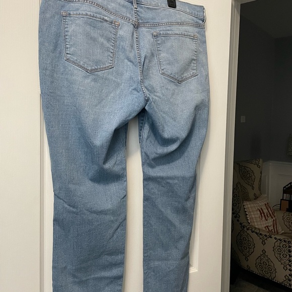 Old Navy Mid-Rise Straight Leg Distressed Jeans - Picture 6 of 6